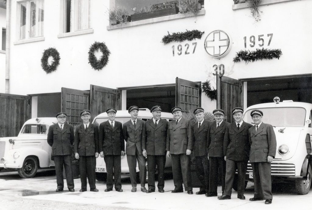 Slika stavbe ZRCK z zaposlenimi in vozili 30 letnica